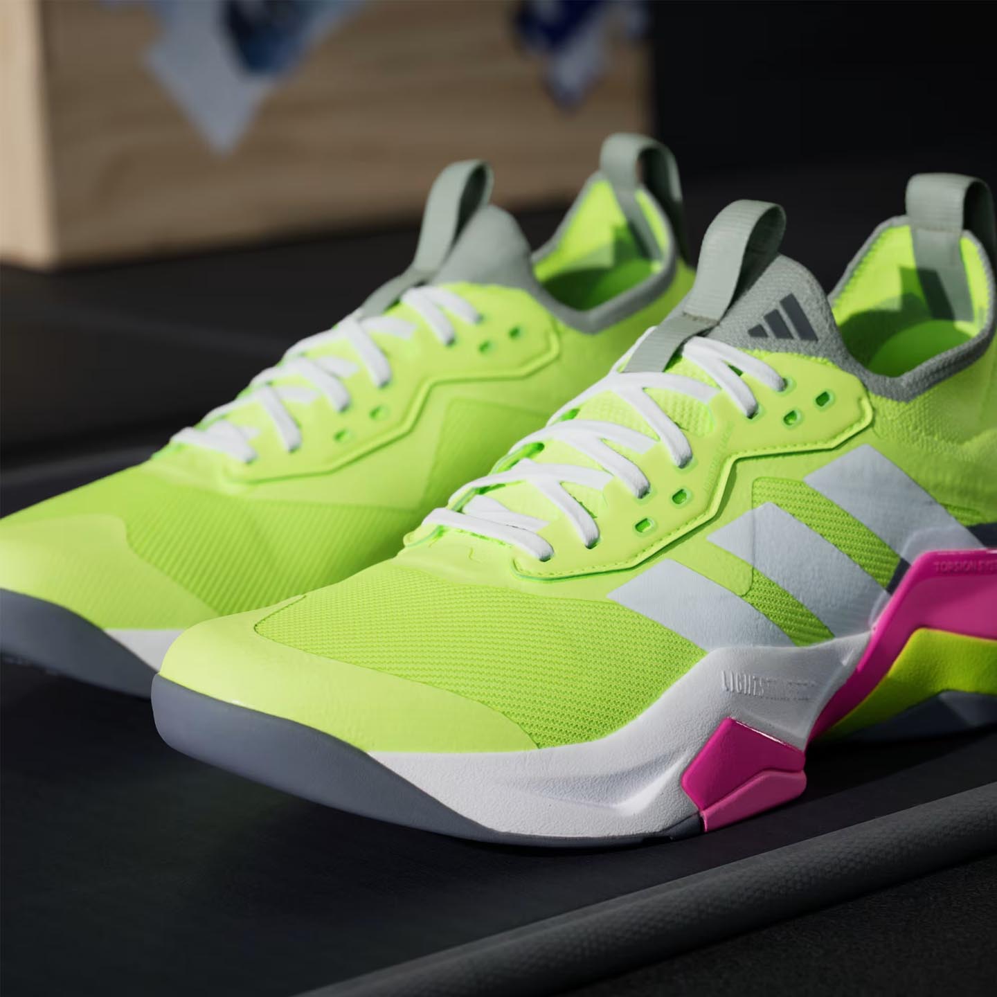 Tênis adidas HIIT Lightstrike Pro – Leveza e Estabilidade para