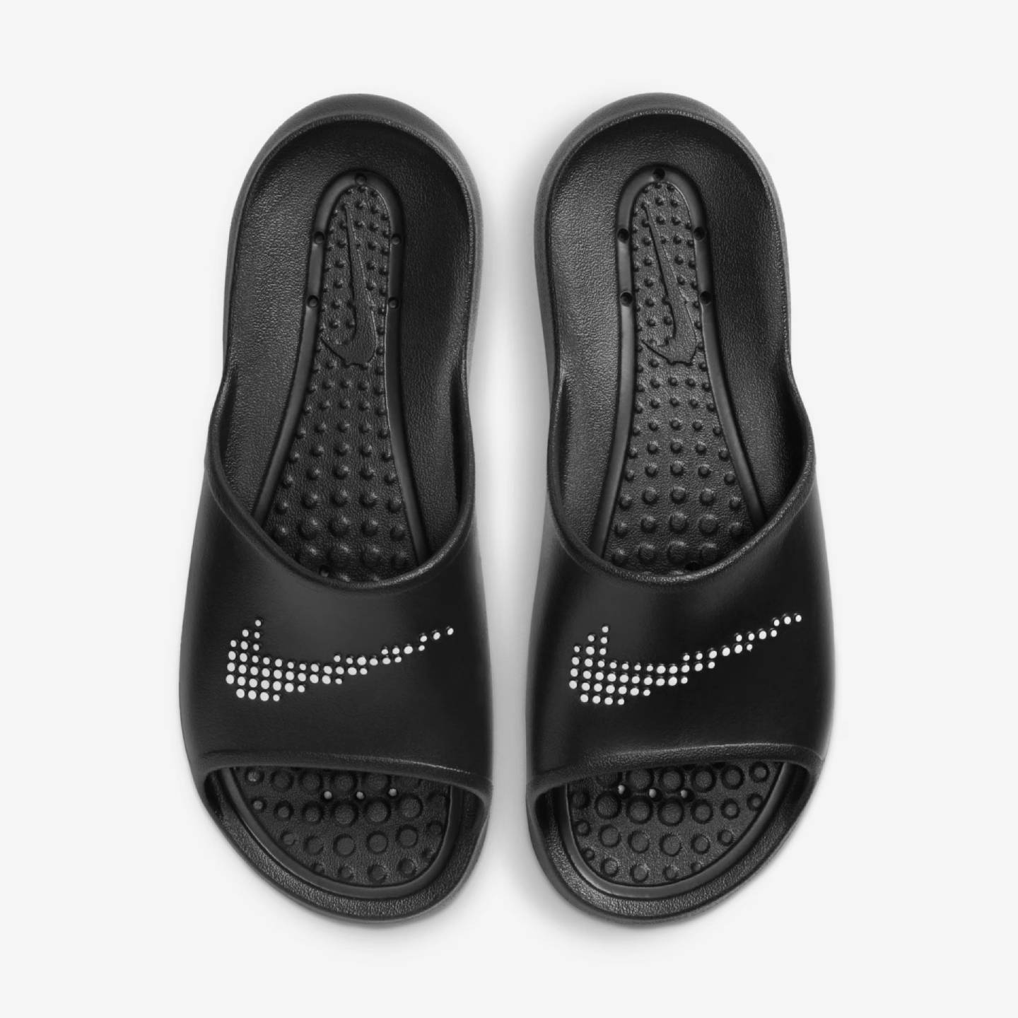 Nike Victori One – Conforto Pós-Treino com Estilo e Praticidade